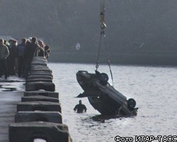 На Крутицкой набережной автомобиль упал в Москву-реку: есть жертвы