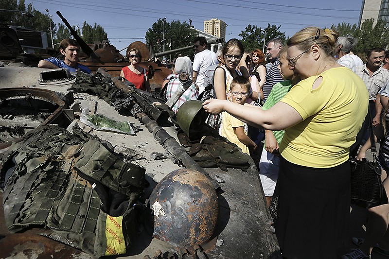 Власти ДНР на главной площади Донецка они устроили «выставку» отбитой у украинских силовиков военной техники и вооружения. 