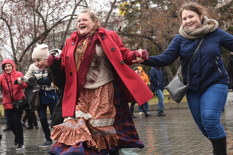 Во время фольклорно-этнографического фестиваля, посвященного танцам и песням народов России, в рамках празднования Дня народного единства в сквере перед НГАТОиБ в Новосибирске