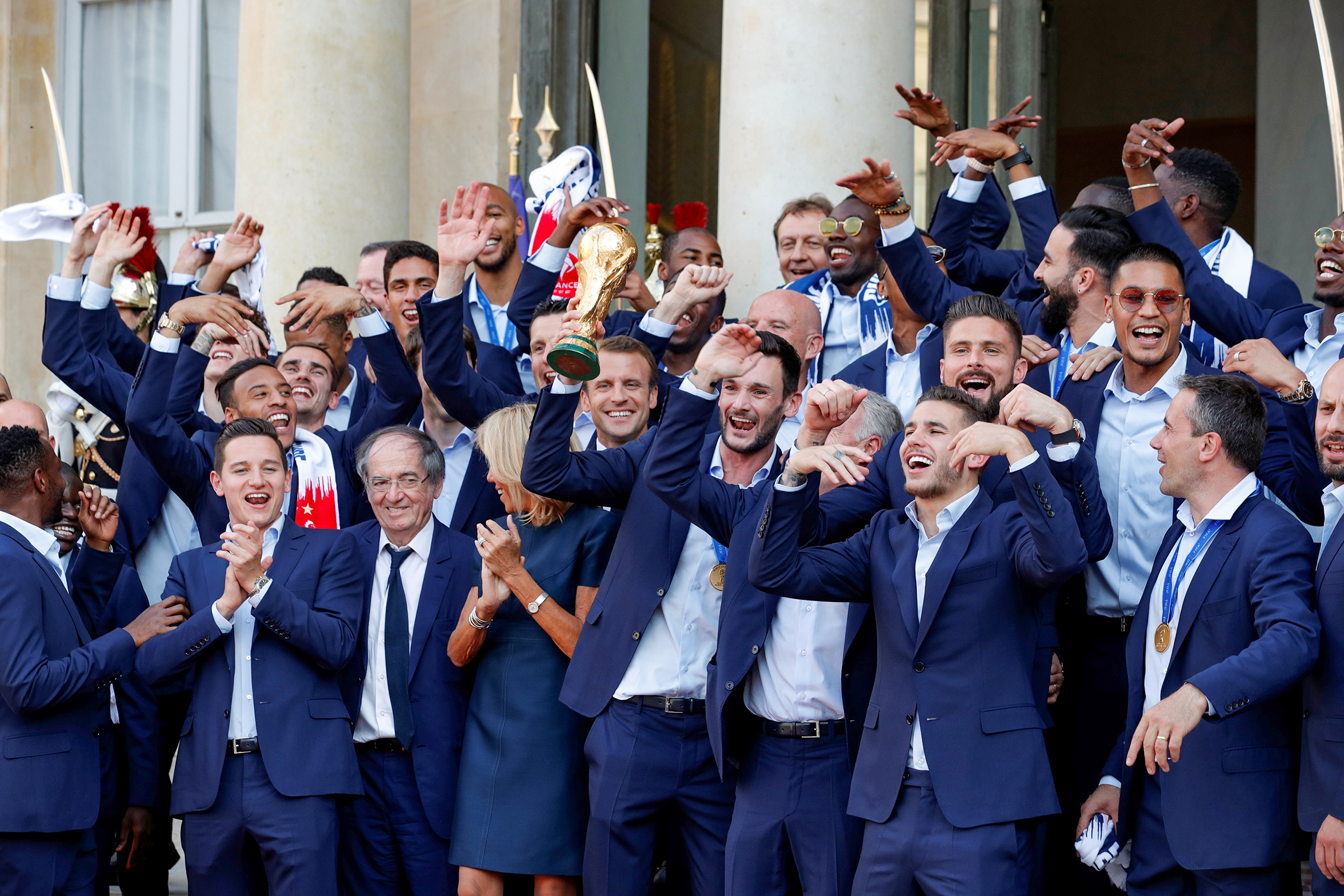 Президент Франции Эмманюэль Макрон во время встречи с футболистами сборной Франции в Елисейском дворце