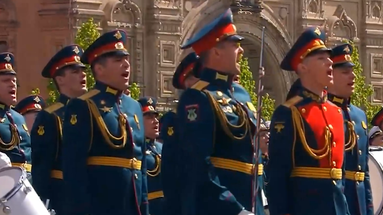 Кадры выступления военных музыкантов с песней «Победа» на параде