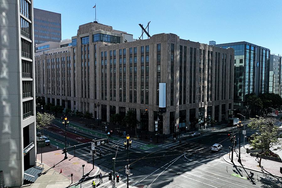 Логотип X установлен&nbsp;на крыше штаб-квартиры компании, в то время как разобранная вывеска Twitter виднеется&nbsp;чуть ниже на здании в центре Сан-Франциско, 2023 год