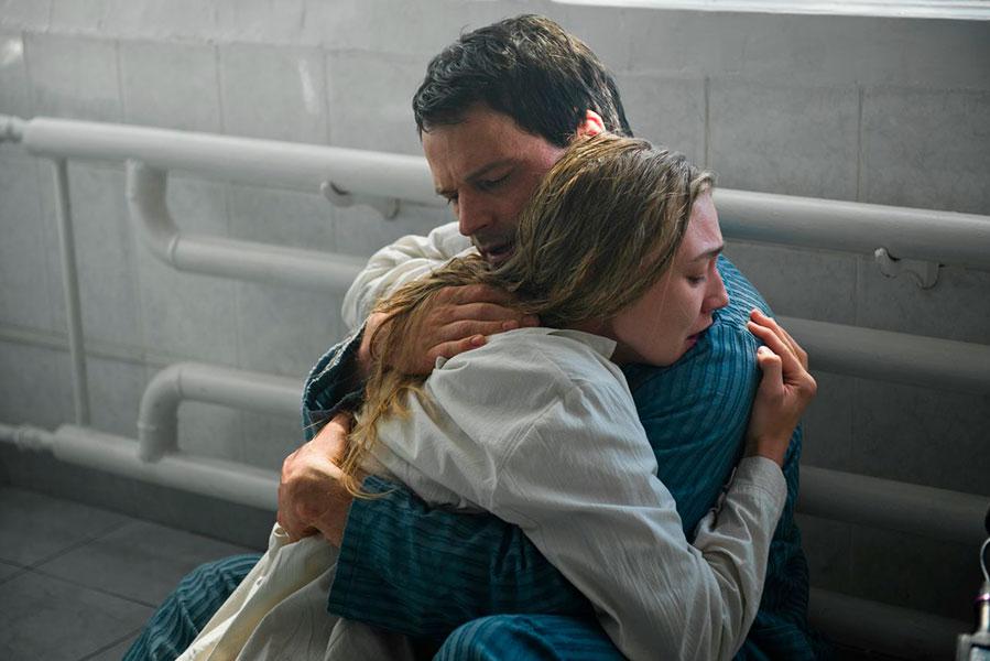 Оксана Акиньшина и Данила Козловский в фильме &laquo;Чернобыль&raquo;, 2021 год