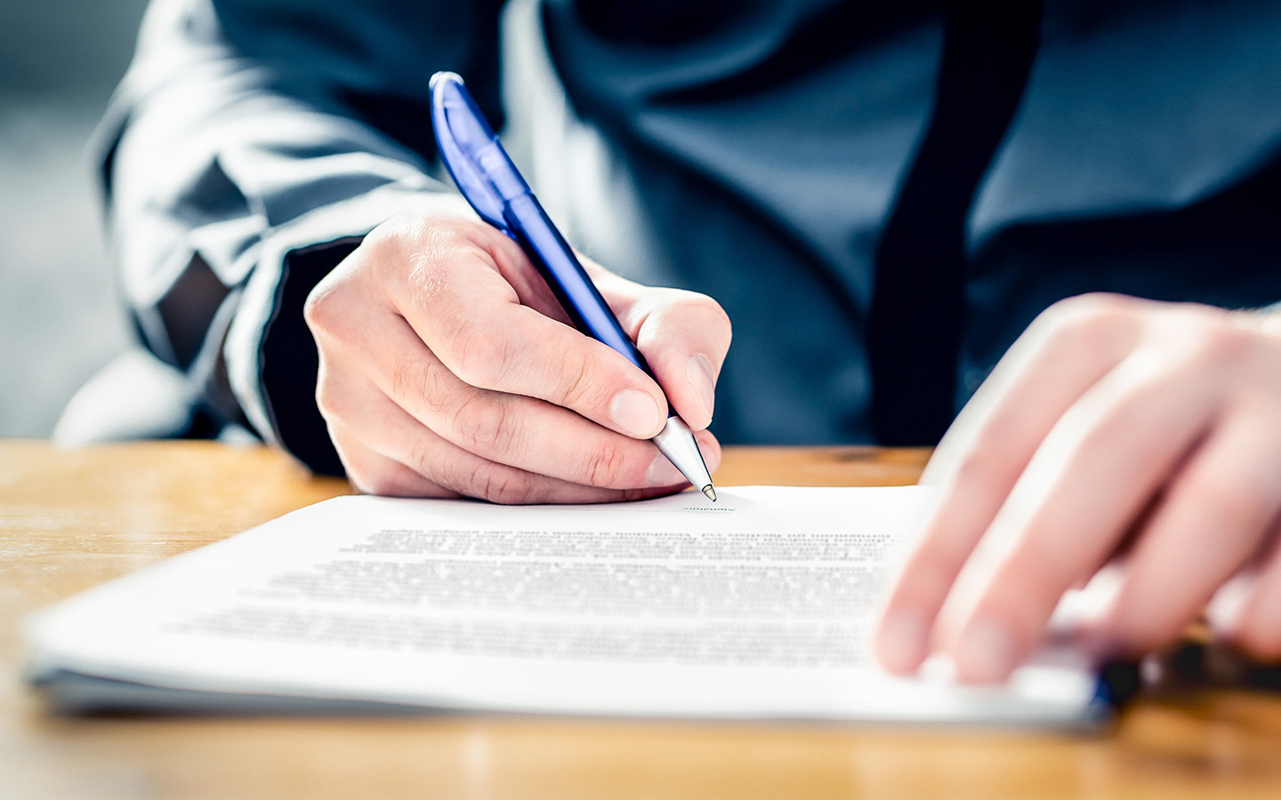 Жалоба составляется в свободной форме или по образцу ведомства/организации, которые выписали постановление об административном правонарушении