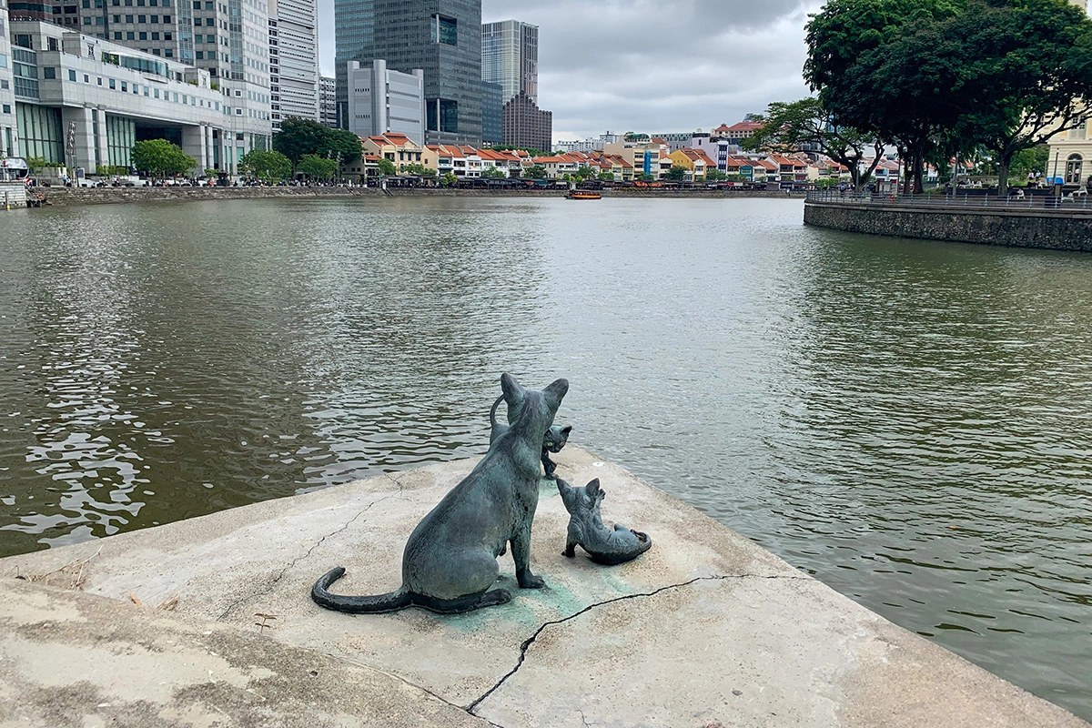 Скульптура семейства кошачьих под названием «Сингапурская кошка» возле моста Кавенаг на реке Сингапур