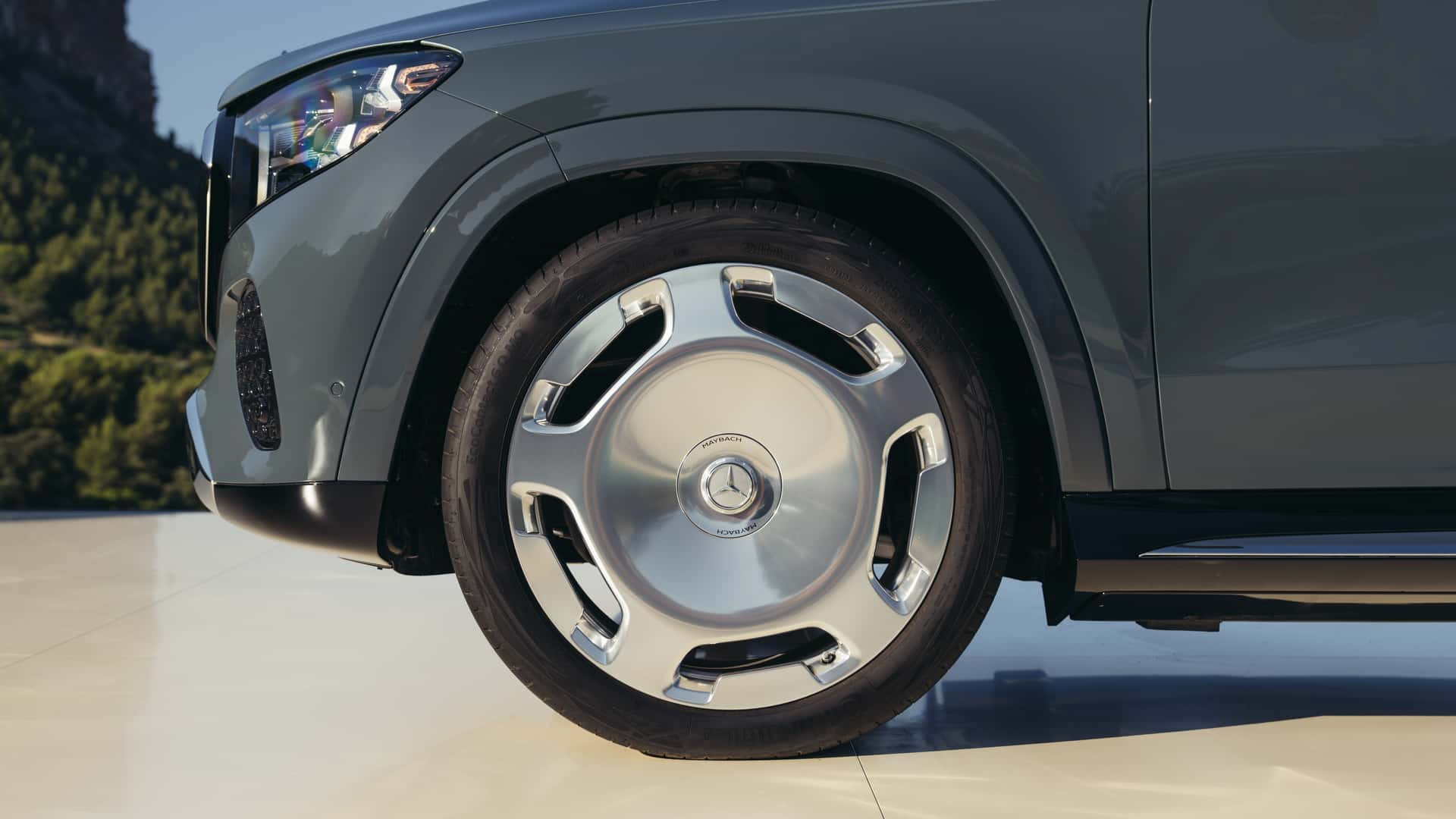 В базовую комплектацию Mercedes-Maybach GLS 680 входит система&nbsp;предупреждения&nbsp;о возможном повреждении дисков при маневрировании