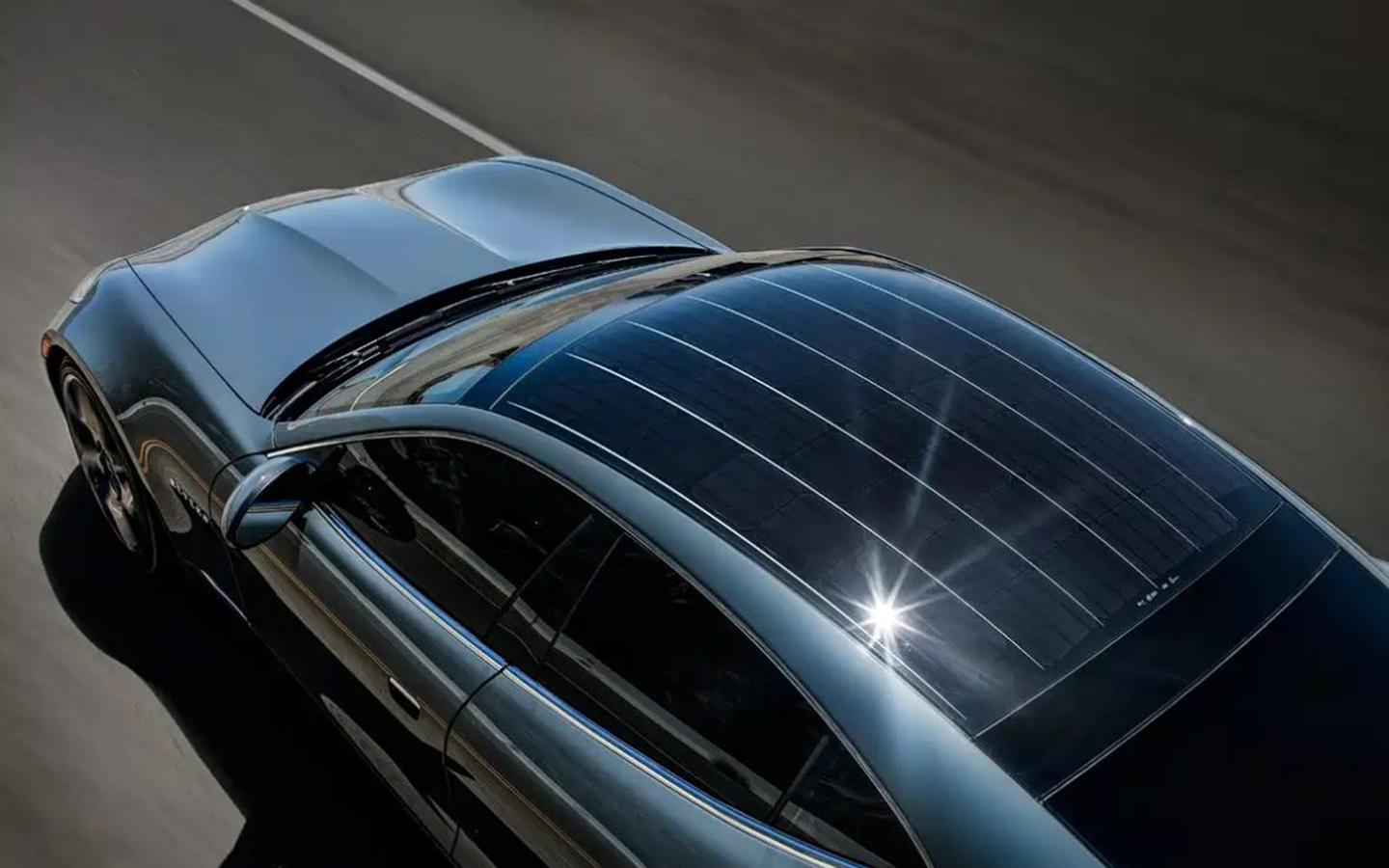 Hongqi начала ставить солнечные батареи на крыши машин