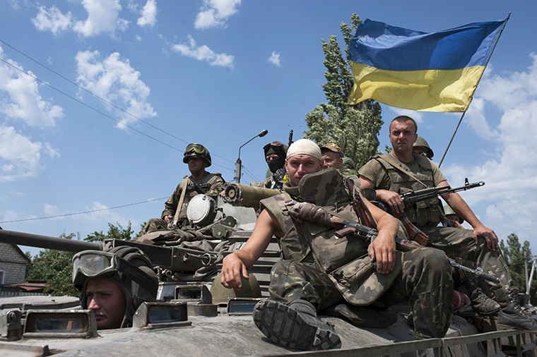 10 июля украинские силовики заняли город Северск, теперь он находится под полным контролем властей. На фото - участники антитеррористической операции с украинским флагом. 