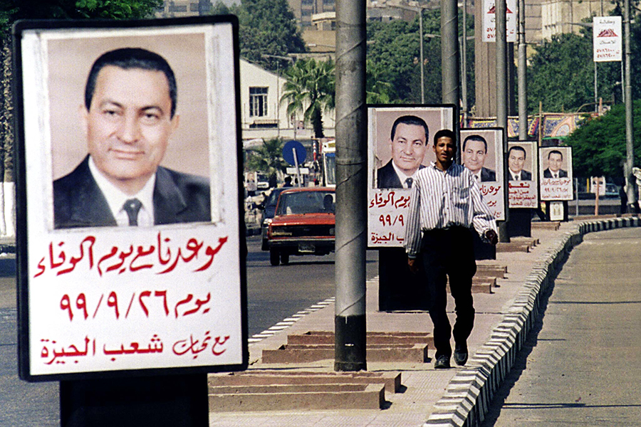 Первые годы президентства Мубарака были отмечены освобождением из тюрем нескольких сотен членов оппозиции, смягчением условий деятельности оппозиционных партий. Велась борьба с исламистскими объединениями и коррупцией: были казнены несколько родственников и приближенных экс-президента Садата.​
