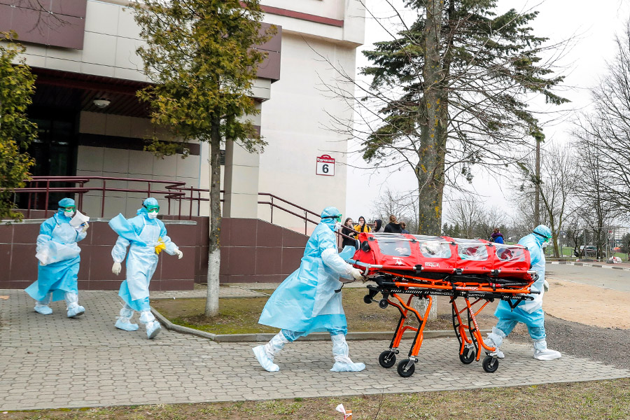 Медицинские работники везут капсулу с пациенткой в Минске, Белоруссия
