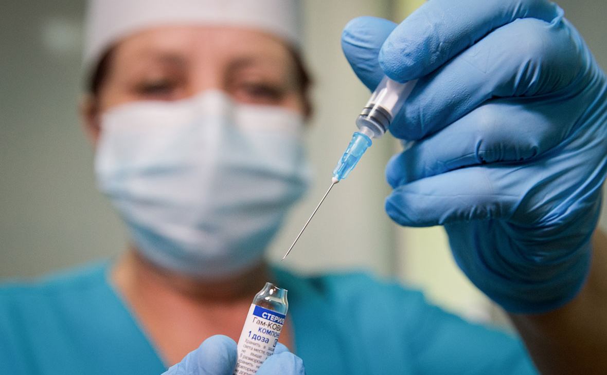 Вирусологи оценили идею об обязательной вакцинации работников сферы услуг