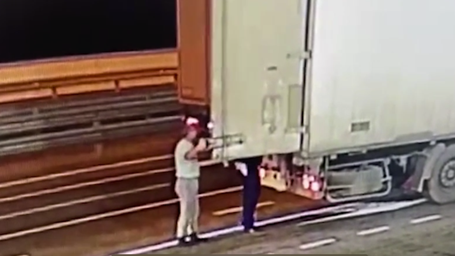 ФСБ показала видео досмотра взорванного на Крымском мосту грузовика