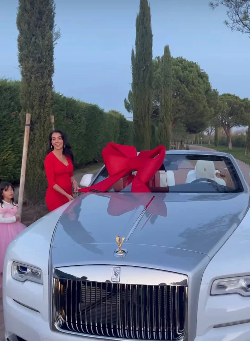 <p>Джорджина Родригес и ее подарок Криштиану Роналду &mdash;&nbsp;Rolls Royce Dawn</p>