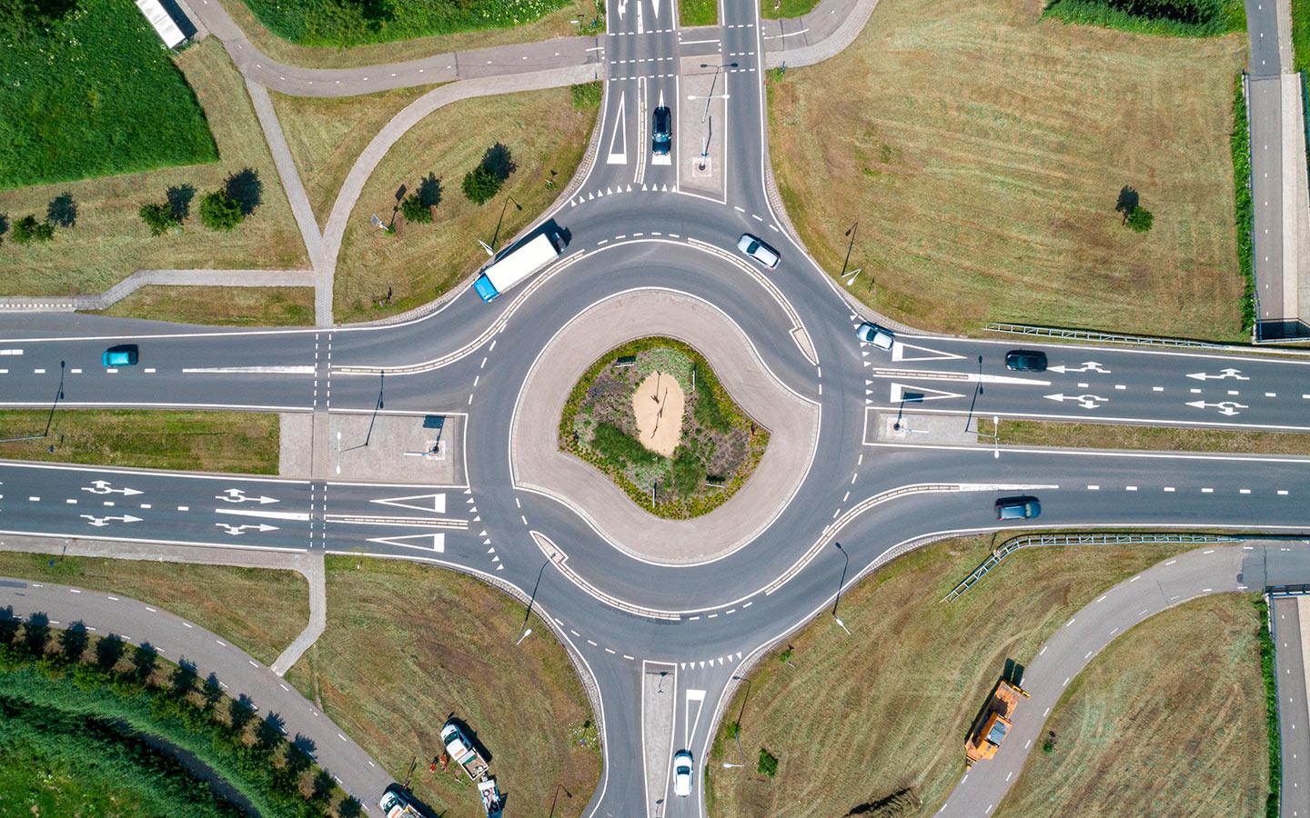В России изменили правила проезда перекрестков с круговым движением