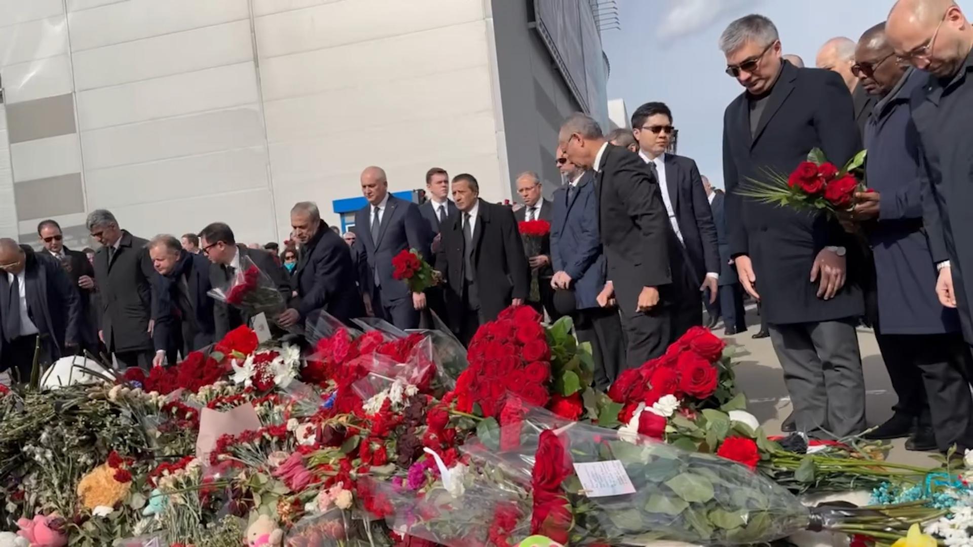 Более ста дипломатов возложили цветы к памятному мемориалу у «Крокуса»