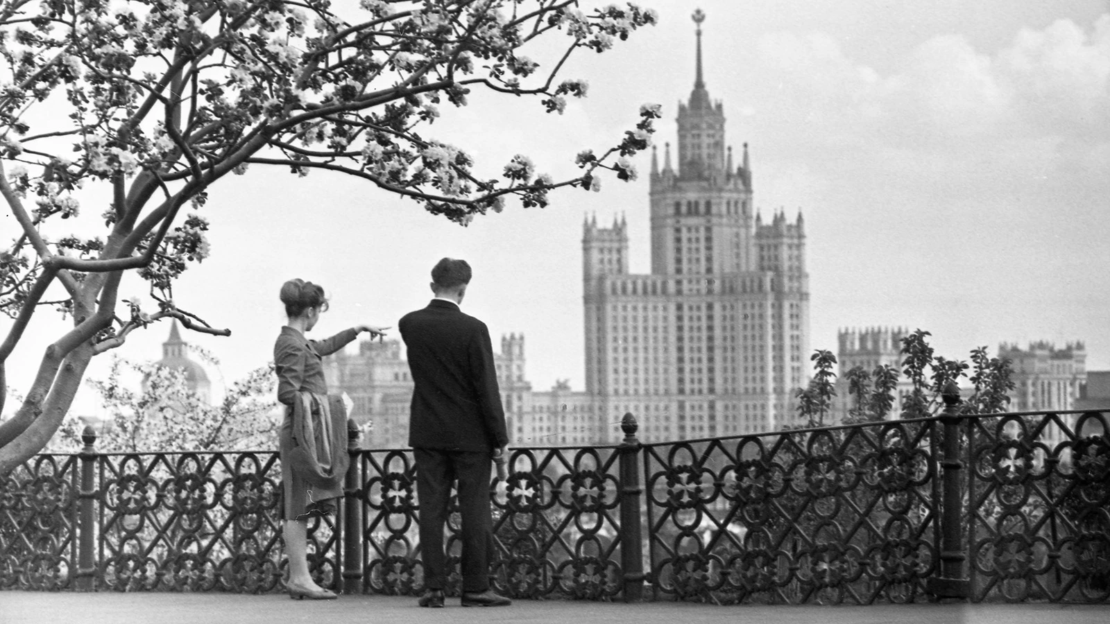 Вид из Кремля на высотное здание на Котельнической набережной. Москва. 1961 год