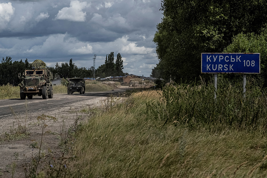 В 2024-м Россия продолжала специальную военную операцию на Украине. Войска в течение года наступали практически на всех направлениях, был занят целый ряд городов. Украинские военные вторглись в Курскую область и до сих пор занимают часть региона.

Условия мира Владимир Путин озвучил&nbsp;в июне. Это вывод украинских войск из регионов, где ведутся боевые действия; отказ Украины от планов вступить в НАТО; закрепление за новыми территориями, Крымом и Севастополем в международных договорах статуса российских регионов; отмена антироссийских санкций. После этого украинские силы смогут беспрепятственно отойти и начнутся переговоры, заявил президент.

Также он подчеркнул, что поскольку выборы на Украине не прошли, то Владимир Зеленский&nbsp;&mdash; нелегитимный президент. И если переговоры состоятся и дойдет до подписания мирного соглашения, Россия будет готова его заключить только с легитимной властью, коей, согласно Конституции, является Верховная рада и ее спикер. Если&nbsp;же конфликт продолжится, ситуация на земле будет меняться и &laquo;условия для переговоров будут другими&raquo;, добавил Путин.

Зеленский назвал предложение Путина ультиматумом, которому нельзя доверять.

Военный союзник России

В июне Путин посетил Северную Корею, где до этого в последний раз был с визитом в 2000 году. Президент России и лидер Северной Кореи Ким Чен Ын подписали бессрочный договор о стратегическом партнерстве двух стран. Его ключевая статья гласит, что &laquo;если одна из сторон окажется в состоянии войны из-за вооруженного нападения одного или нескольких государств, другая сторона немедленно окажет ей военную помощь всеми имеющимися у нее средствами&raquo;. В начале декабря, после прохождения необходимых законодательных процедур, договор вступил в силу.

Сеул и Киев в октябре заявляли об отправке в Россию северокорейских подразделений. В начале ноября Госдеп сообщил, что, по информации Вашингтона, 10 тыс. военнослужащих КНДР были переброшены в Курскую область. Москва и Пхеньян заявления о перемещениях северокорейских войск отвергали. В российском МИДе называли эти данные &laquo;вбросом и шумихой&raquo;, в миссии КНДР в ООН&nbsp;&mdash; &laquo;беспочвенными стереотипными слухами&raquo;.

Вторжение ВСУ в Курскую область

Ранним утром 6 августа украинские военные вторглись в Курскую область. Бои в приграничных районах продолжаются. В области объявлен режим ЧС. Минобороны России перебросило туда дополнительные РСЗО, артиллерию, танки.

Население из приграничных районов частично эвакуировали, часть жителей сами покинули дома. Как сообщал в августе бывший губернатор Алексей Смирнов, после начала боев уехали 133 тыс. человек. 14 октября омбудсмен Татьяна Москалькова заявила, что из региона были эвакуированы 112 тыс. человек. По ее словам, из них более 12 тыс. человек размещены в ПВР и социальных учреждениях. А около 40 тыс. отказались от эвакуации или вернулись в свои дома.

На шестой день вторжения, 12 августа, на тот момент врио губернатора Алексей Смирнов сообщил, что под контролем ВСУ находились 28 населенных пунктов.&nbsp;В сентябре Минобороны начало отчитываться об освобождении оккупированных населенных пунктов (с тех пор ведомство сообщило о взятии 19 сел, поселков, деревень и хуторов). 24 октября Путин заявил, что примерно 2 тыс. украинских военных в Курской области окружены. Потом Минобороны заявило, что эта группировка уничтожена.&nbsp;

Изначально украинские власти называли целями вторжения усиление будущих переговорных позиций и облегчение положения на других участках фронта. Позже&nbsp;&mdash; недопущение возможного наступления России со стороны региона, создание &laquo;буферной зоны&raquo;, захват военнопленных и подъем боевого духа украинцев.

Дальнобойное оружие, обновленная ядерная доктрина и запуск &laquo;Орешника&raquo;

В ноябре США сняли запрет на применение Украиной дальнобойных ракет ATACMS для ударов по территории России. Как писала NYT, Вашингтон объяснил это переброской в Россию военных из КНДР.

Вскоре после снятия ограничений для Украины со стороны США Путин утвердил обновленную ядерную доктрину России. В документе сказано, что Россия будет расценивать как &laquo;совместное нападение&raquo; агрессию со стороны неядерного государства при поддержке ядерного. Также в нем перечислены военные опасности, которые в зависимости от обстановки &laquo;могут перерасти в военные угрозы&raquo; (а уже их устранение может потребовать &laquo;ядерного сдерживания&raquo;). Кроме того, расширен перечень условий для применения ядерного оружия. Доктрина также распространяется на Белоруссию.

Вскоре после этого решения Путин объявил, что Россия испытала новейшую баллистическую ракету средней дальности &laquo;Орешник&raquo; в безъядерном гиперзвуковом оснащении при ударе по военно-промышленному объекту в Днепре. По его словам, запущено серийное производство ракеты, у России есть достаточный запас такого оружия. Согласно данным правительственного портала &laquo;Объясняем.рф&raquo;, в ядерном оснащении ракета может доставлять заряды общей мощностью, эквивалентной &laquo;45 Хиросимам&raquo;.