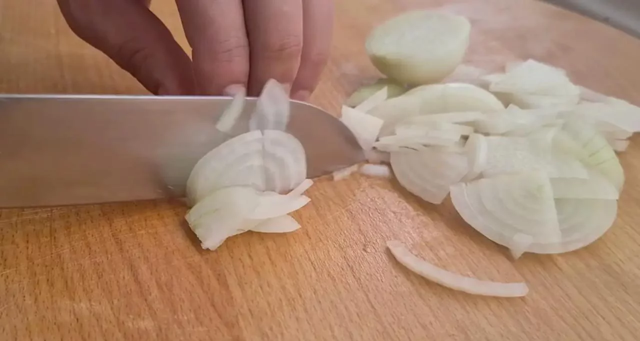 Нарежьте лук полукольцами