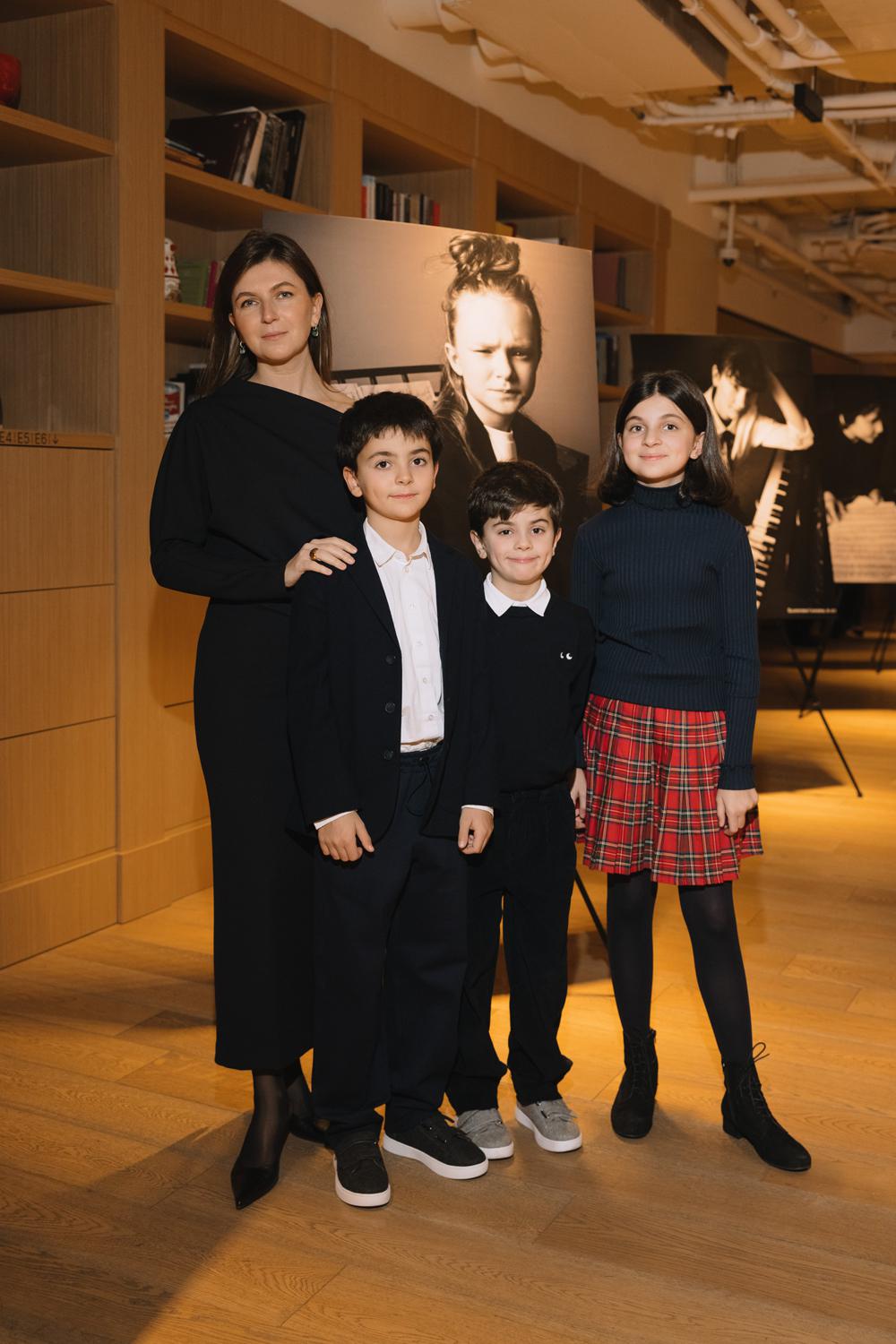 Мария Лысенок с детьми