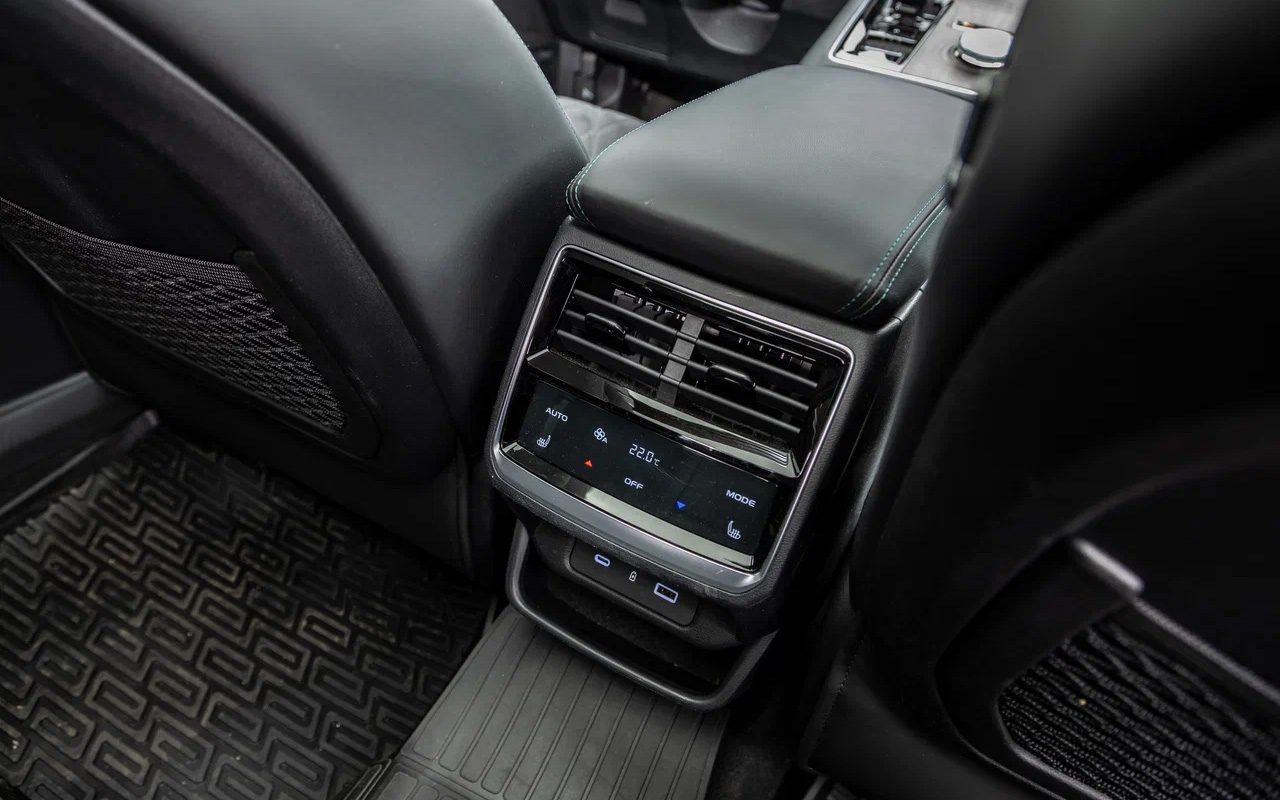 В отличие от многих конкурентов, у Geely Monjaro на втором ряду свой отдельный «климат» с электронным блоком управления и разделением воздушных потоков, а также кнопками обогрева