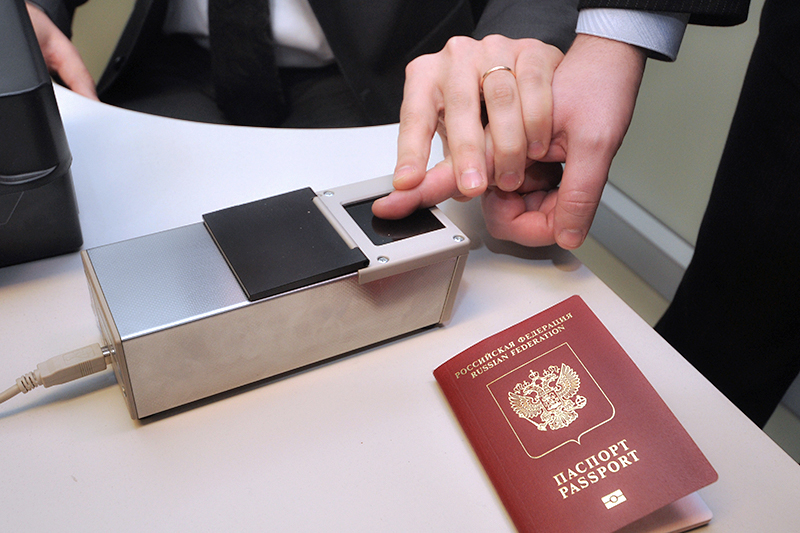 Загранпаспорта подорожают,&nbsp;для 10-летних паспортов потребуются отпечатки пальцев



С 1 января все загранпаспорта с 10-летним сроком действия будут выпускаться только с отпечатками указательных пальцев обеих рук владельца паспорта. Как объясняли представители ФМС, информация об узорах с пальцев будет храниться только на чипе, вмонтированном в паспорт, и не будет передаваться в какие-либо базы данных. В случае, если у работника погранслужбы возникнут подозрения в подлинности личности человека, предъявившего паспорт, он сможет попросить его приложить пальцы к прибору, который сравнит узоры.



Получение паспортов&nbsp;подорожает &ndash;&nbsp;пошлина за выдачу пятилетнего загранпаспорта с 1 января составит 2 000 рублей, десятилетнего (с электронным чипом) &ndash; 3 500 рублей. Ранее эти суммы составляли 1 000 и 2 000 рублей соответственно. Для детей до 14 лет пятилетний паспорт будет стоить 1 000 рублей, десятилетний &ndash; 1 500 рублей (ранее &ndash; 300 и 1 200 рублей соответственно).