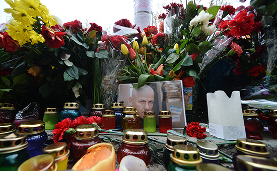 Цветы и&nbsp;свечи на&nbsp;месте гибели украинского журналиста Олеся Бузины
