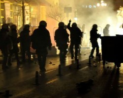 В Афинах начались аресты демонстрантов, устраивающих массовые беспорядки против "жесткой экономии"