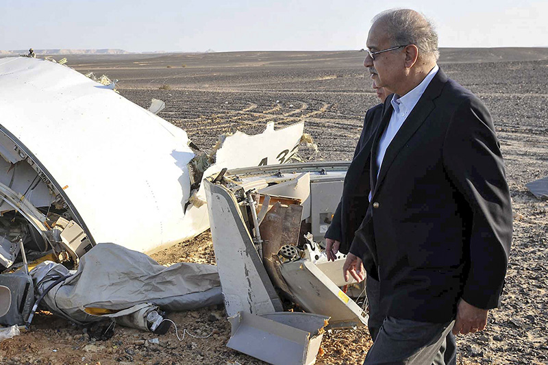 Премьер-министр Египта Шериф Исмаил на месте крушения российского A321 на полуострове Синай