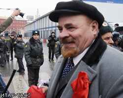 Ленин обматерил прохожих у стен Кремля