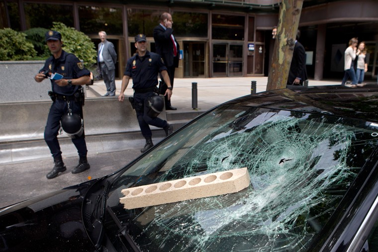 Мадрид, Испания. Во время акции протеста в испанской столице демонстранты повредили несколько автомобилей.