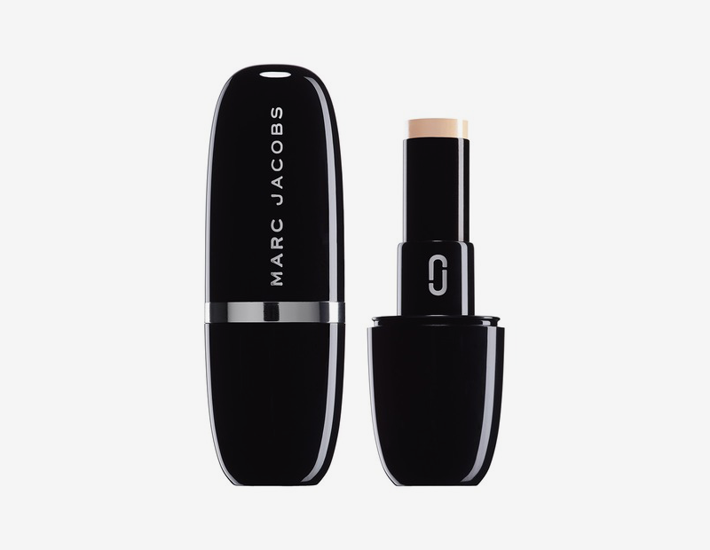 Карандаш-корректор Accomplice Concealer &amp; Touch Up Stick, Marc Jacobs