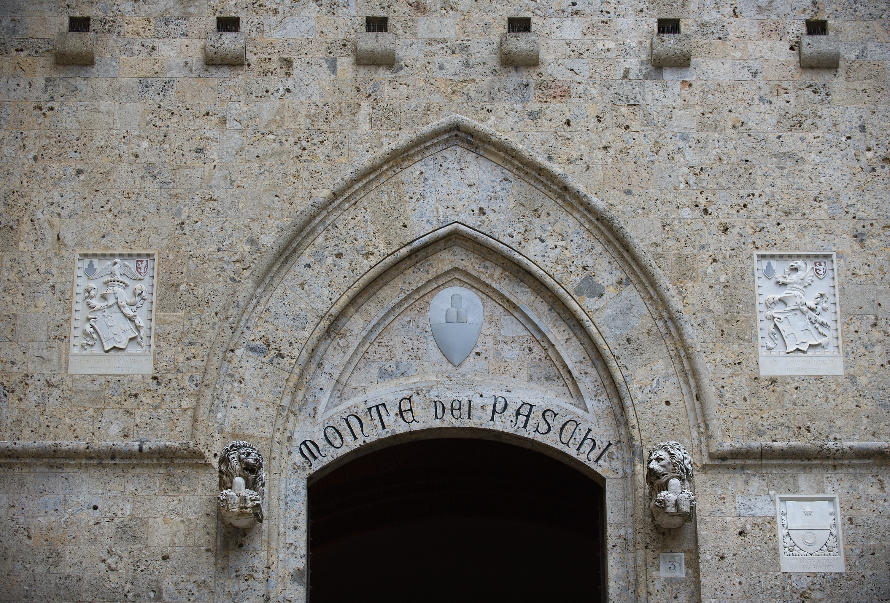 <p>Главный вход в головной офис Monte dei Paschi di Siena. 5 апреля 2013 года, Сиена, Италия.</p>