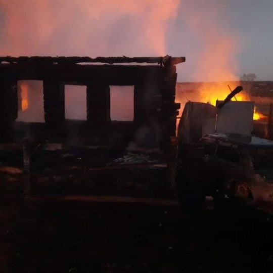 Место пожара в селе Свердловской области, где погибли пятеро детей. Видео