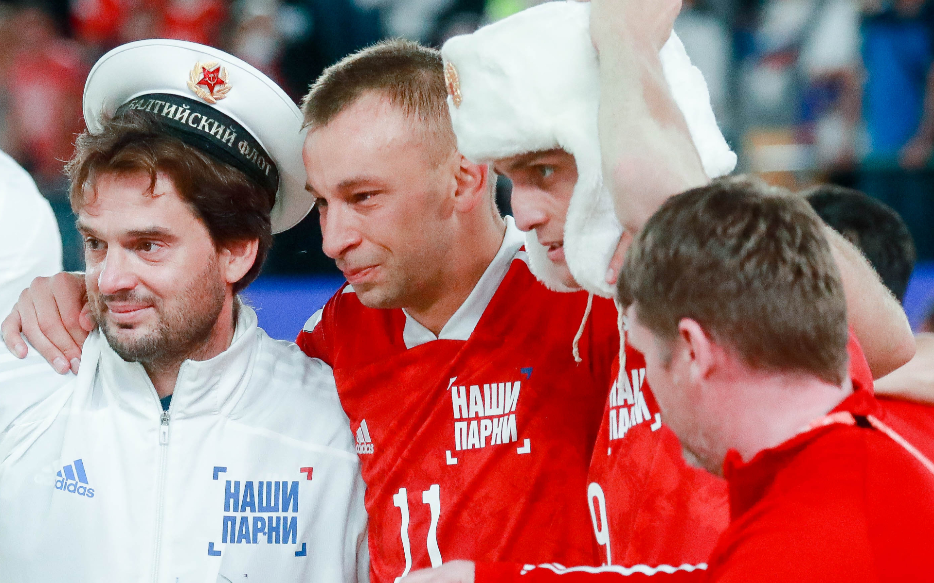 Михаил Лихачев (слева) и игроки сборной