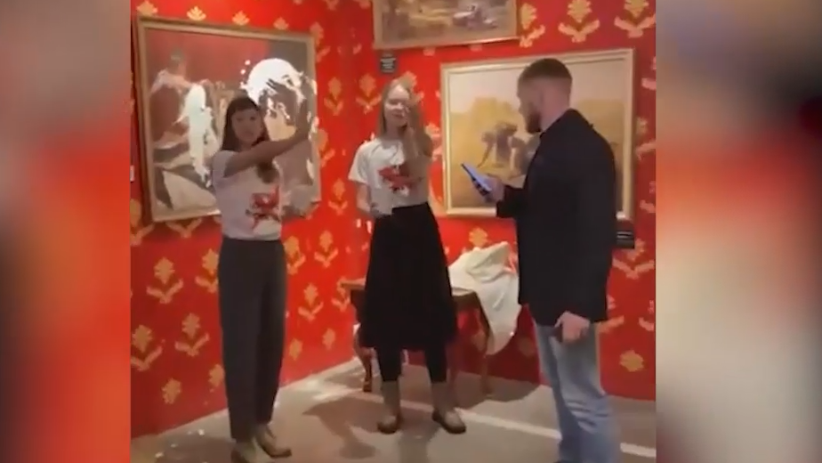 В Петербурге активистки облили кремом копию картины Бэнкси «Венера»