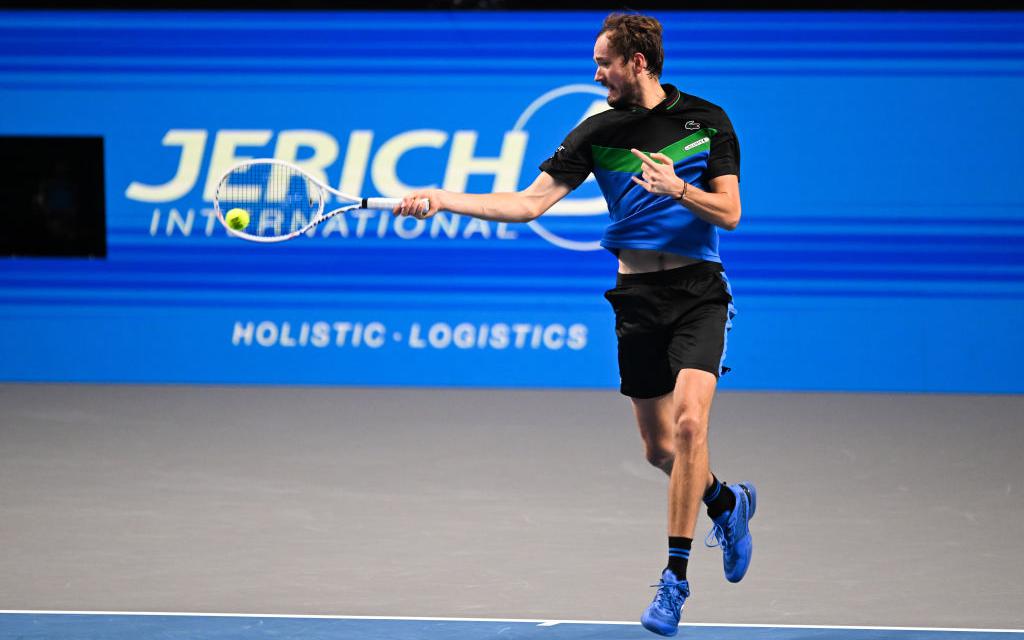 Медведев победил Хачанова и вышел в полуфинал турнира ATP в Вене