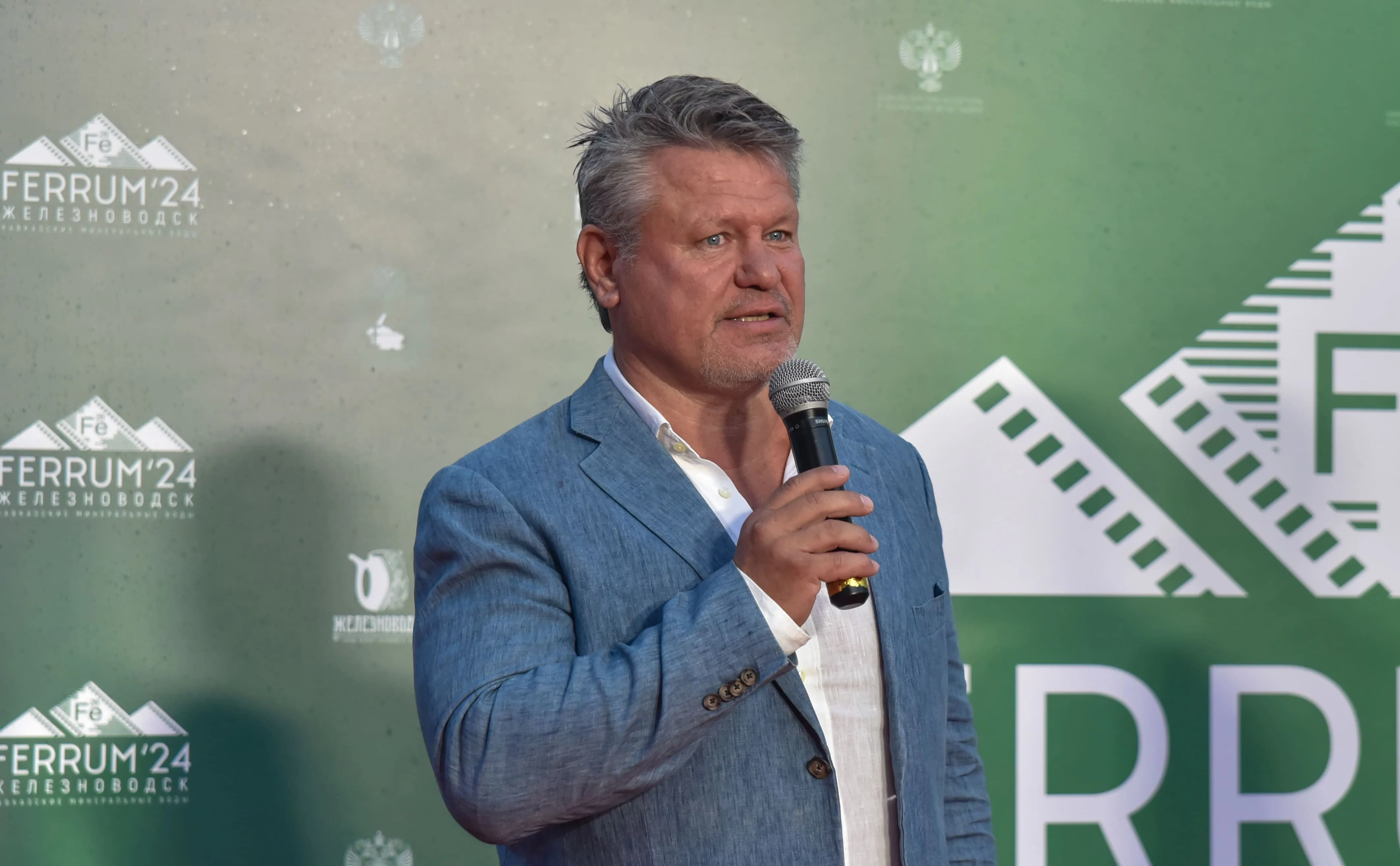 Первый российский чемпион UFC и актер Олег Тактаров на красной дорожке кинофестиваля Ferrum'24. (Иван Губский/ТАСС)