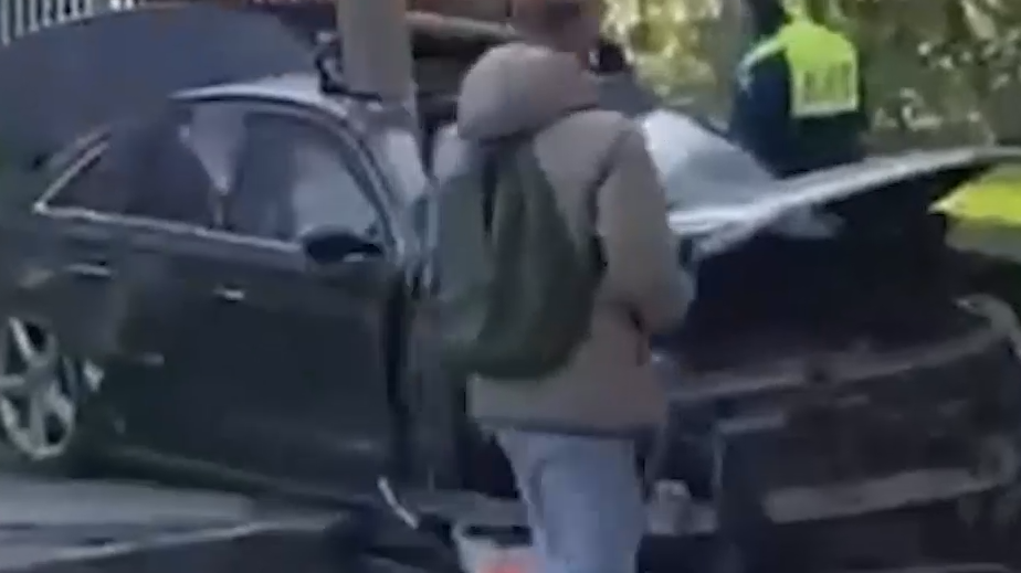 Audi сбила пешехода и врезалась в столб в Москве