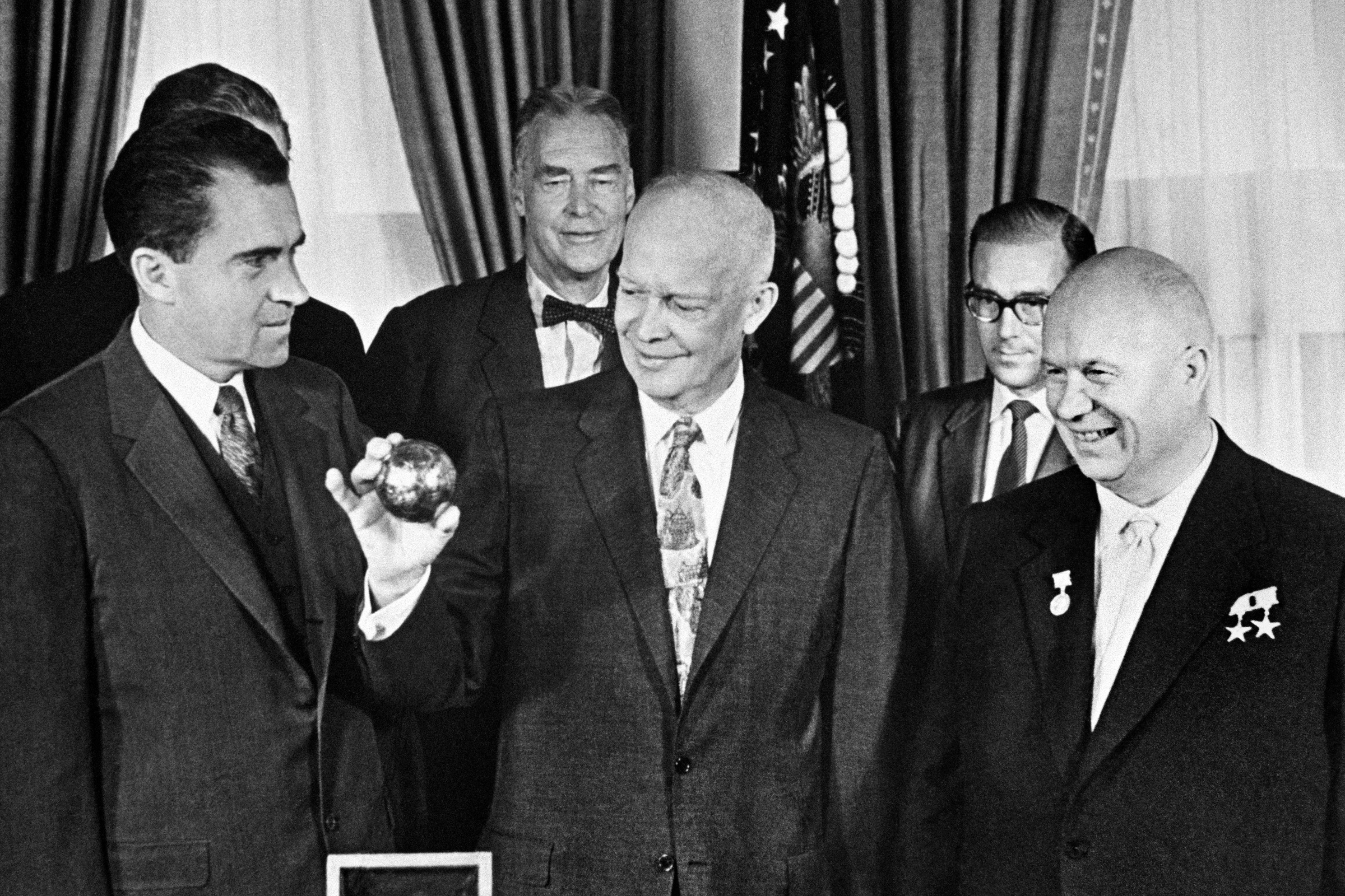 Советско-американские дипломатические отношения были установлены 16 ноября 1933 года. Первый визит советского лидера в США состоялся почти через четверть века&nbsp;&mdash; в 1959 году. Председатель Совета министров СССР Никита Хрущев пробыл в Штатах с визитом почти две недели. Поездке Хрущева предшествовало проведение Американской национальной выставки в московских Сокольниках и Советской культурной и научной выставки в Нью-Йорке летом того&nbsp;же года. Столицу СССР тогда посетил вице-президент США Ричард Никсон.

По дороге из аэропорта Хрущева приветствовали сотни тысяч американцев, некоторые залезли на крыши и деревья. По прибытии в Белый дом советский лидер вручил президенту США Дуайту Эйзенхауэру копию вымпела, отправленного советской ракетой на Луну (на фото), что должно было намекнуть американскому лидеру на отставание США в космической гонке.