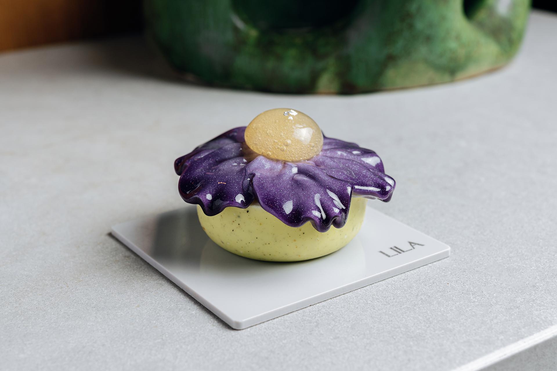 Десерт &laquo;Фиалка&raquo; в ресторане Lila Pastry