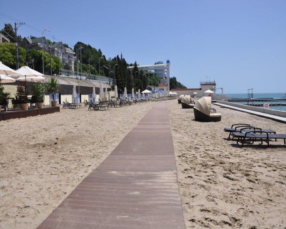 «Swissotel Сочи Камелия» открыл самый большой песчаный пляж в Сочи