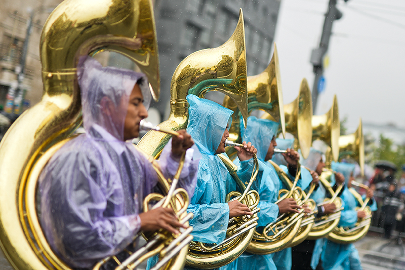 Участники военно-музыкального фестиваля в дождевиках готовы играть в любую погоду
