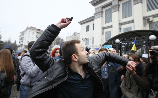 Митинг возле здания российского посольства в Киеве, 9 марта 2016 год