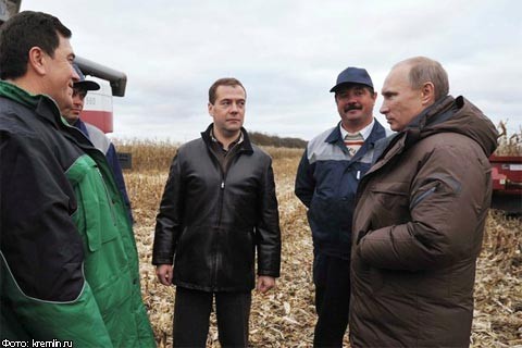 Д.Медведев и В.Путин поработали комбайнерами в Ставрополье