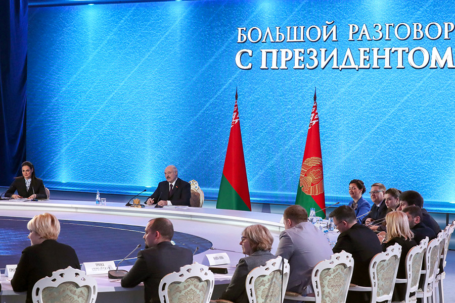 Большая пресс-конференция лидера Белоруссии Александра Лукашенко проходит раз в год. Свой первый рекорд он установил в 2017 году, проговорив с 50 журналистами 7&nbsp;часов 21 минуту. В 2019 году пресс-конференция продолжалась​ на две минуты дольше&nbsp;&mdash; 7&nbsp;часов 23 минуты.