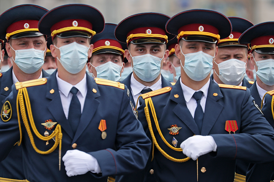 Военнослужащие идут в защитных масках во время генрепетиции парада в Екатеринбурге