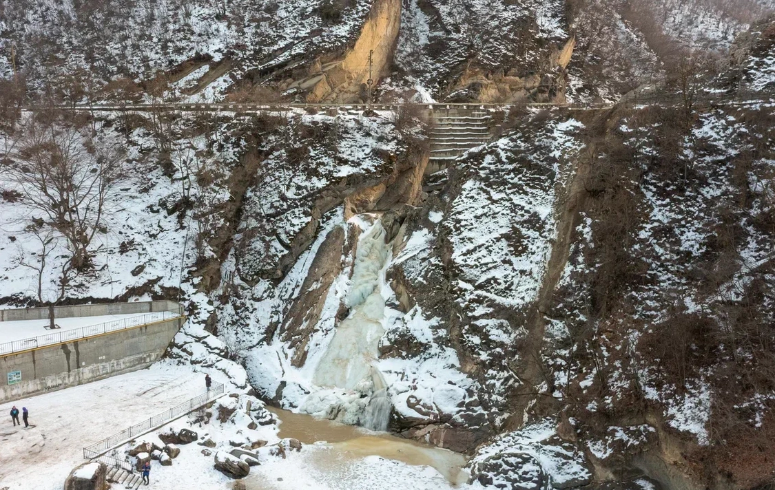 <p>В этом году в горах было аномально холодно. Поэтому Хучнинский водопад превратился в ледопад</p>