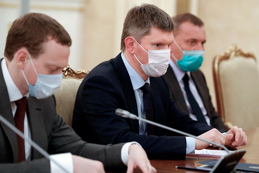 Максим Решетников (в центре) перед совещанием у председателя правительства РФ Михаила Мишустина по динамике цен, 2020 год