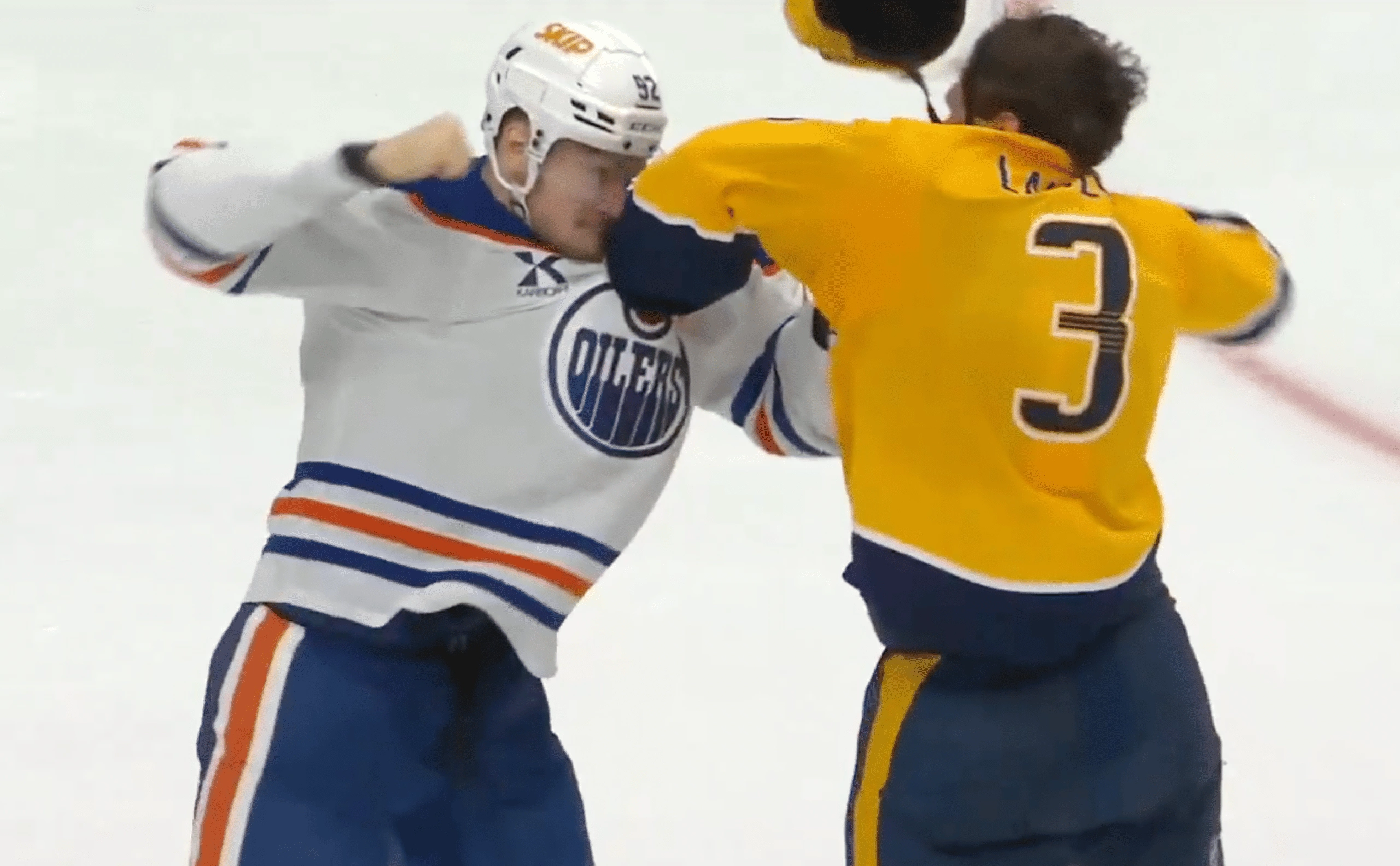 скриншот драки между хоккеистами