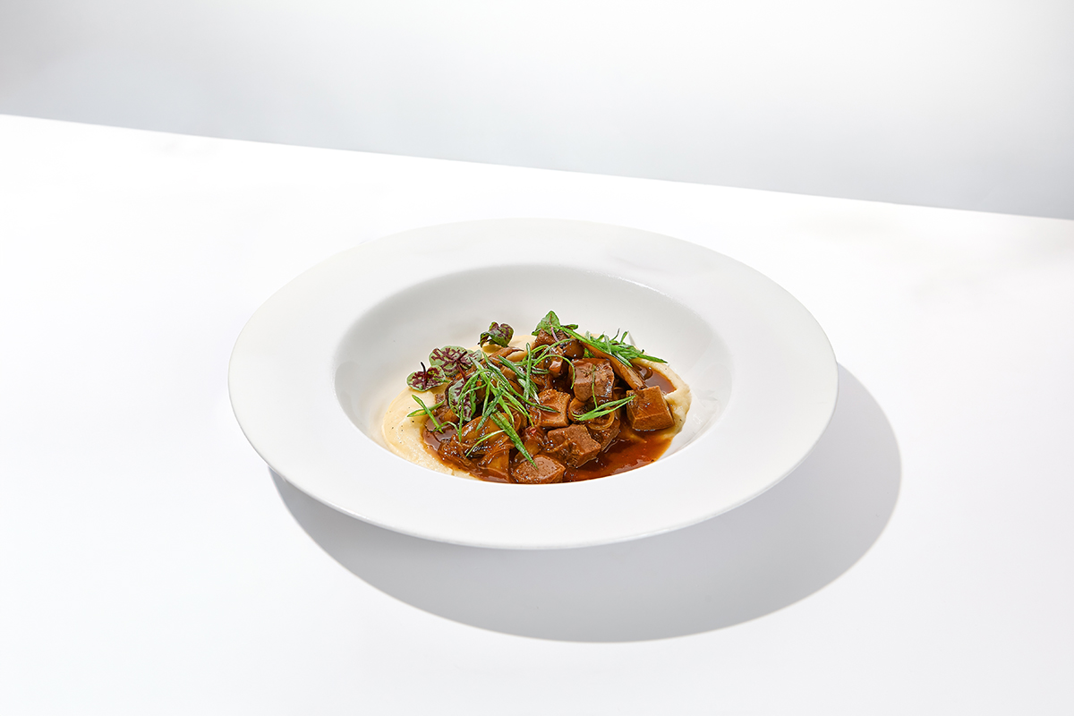 Вино, добавленное к мясному блюду в процессе приготовления, может выступать естественным консервантом